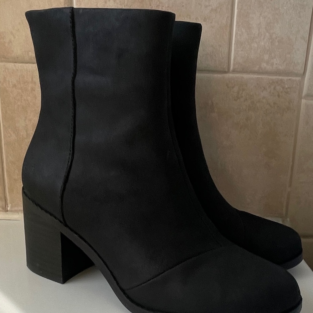 Evelyn Black Leather Heeled Boot TOMS